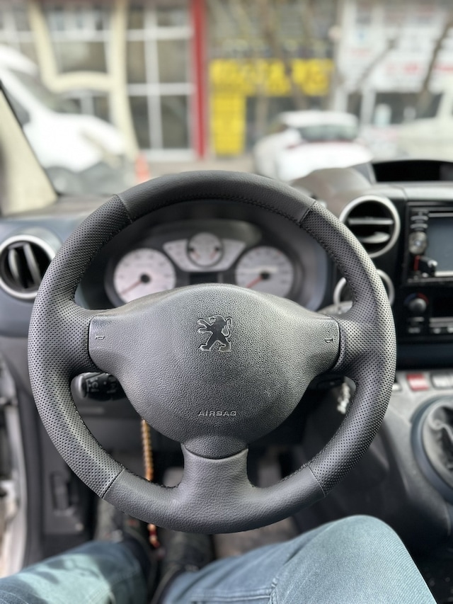Peugeot Partner Araca Özel Direksiyon Kılıf