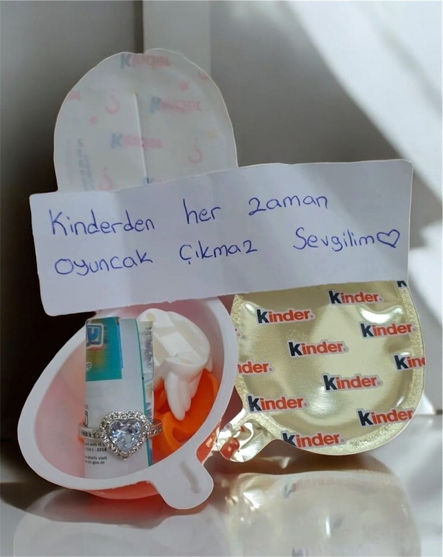 Kinder Joy İçinden Çıkan Kalpli Ciddi İlişki Yüzüğü Renk Seçenekli, Sevgiliye Özel Hediye Seti