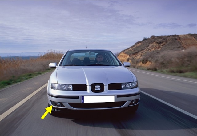 Seat Toledo 1999-04 Sağ Ön Sis Farı Çerçevesi Izgarası 1M0853666F