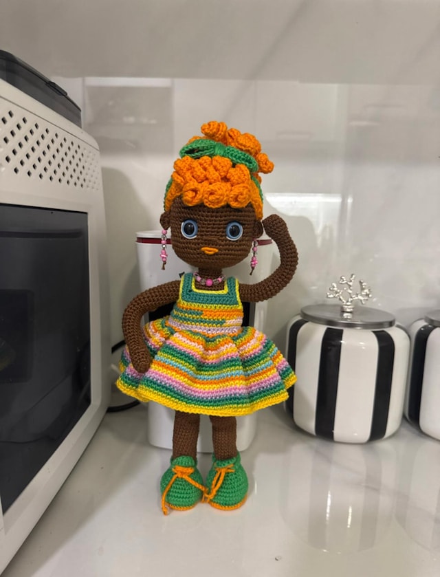 Siyahi Amigurumi Süslü Kız Bebek