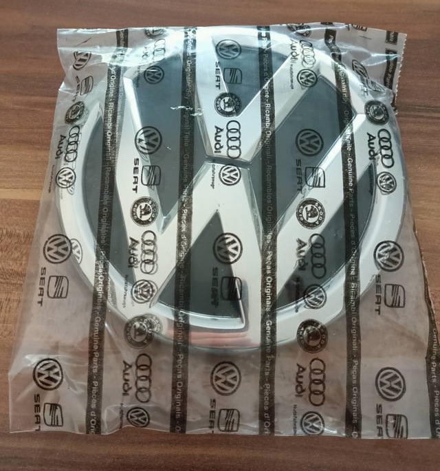 Volkswagen Passat B8 2015 - 2018 Ön Panjur Arması Logo