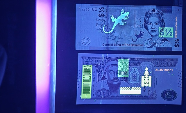 Leuchtturm Marka Kağıt Para Ve Pullar İçin Uv Işık. Paralardaki Gizli Görselleri Keşfedin