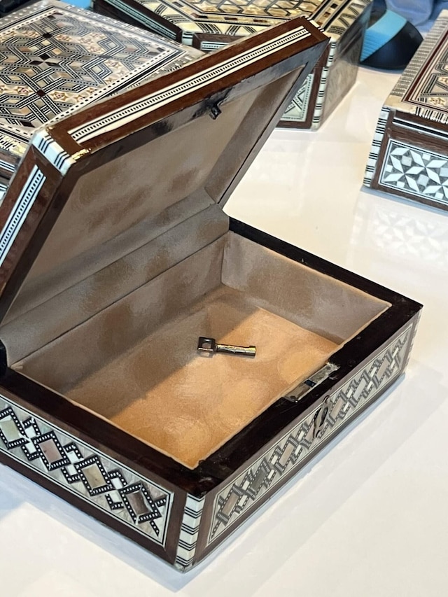 Geometrik Kafes Desenli Kilitli Ahşap Sandık Kutu Renkli 23955818