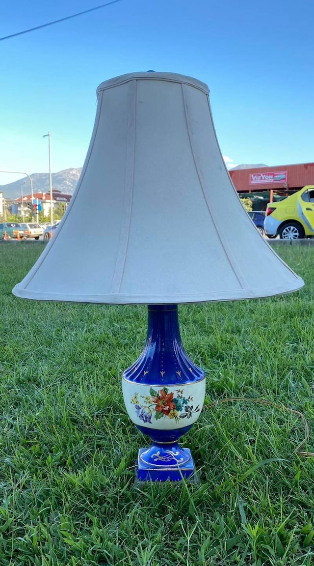 Çiçek Motifli Porselen Abajur 57 CM Teşhir Ürün
