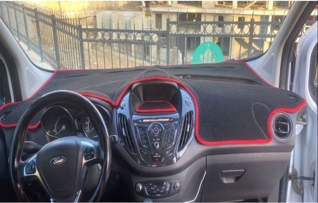 2013-2020 Modellerine Uygun Ekranlı Ford Courier Torpido Koruma Halısı Siyah Kenar Renk Kırmızı