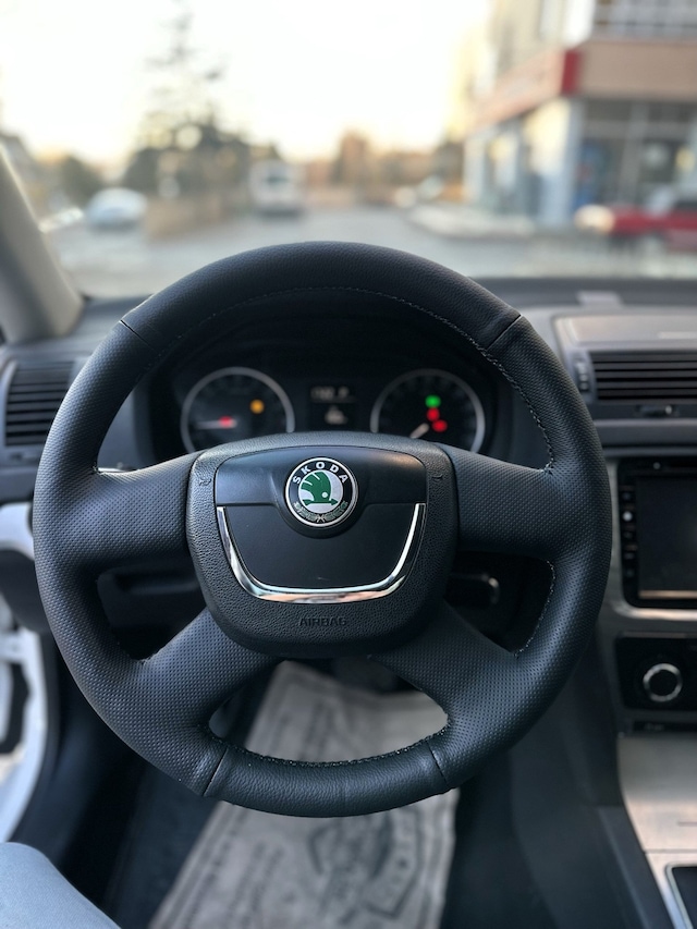 Skoda Octavia Mk2 A5 2005-2012 Araca Özel Dikmeli Direksiyon Kılı Siyah