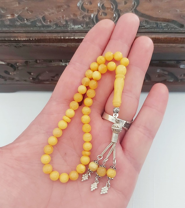 Damla Kehribar Dört Parmak Küre Kesim Gümüş Püsküllü Tesbih... Damla Gr : 6,3 Gümüş Gr : 3,8 Ölçü : 6,5 X 6,5 Koyu Sarı