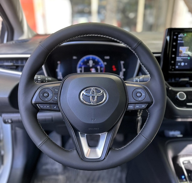 Toyota Corolla 2020-2024 Araca Özel Direksiyon Kılıfı Napa Deri Gri İp Siyah