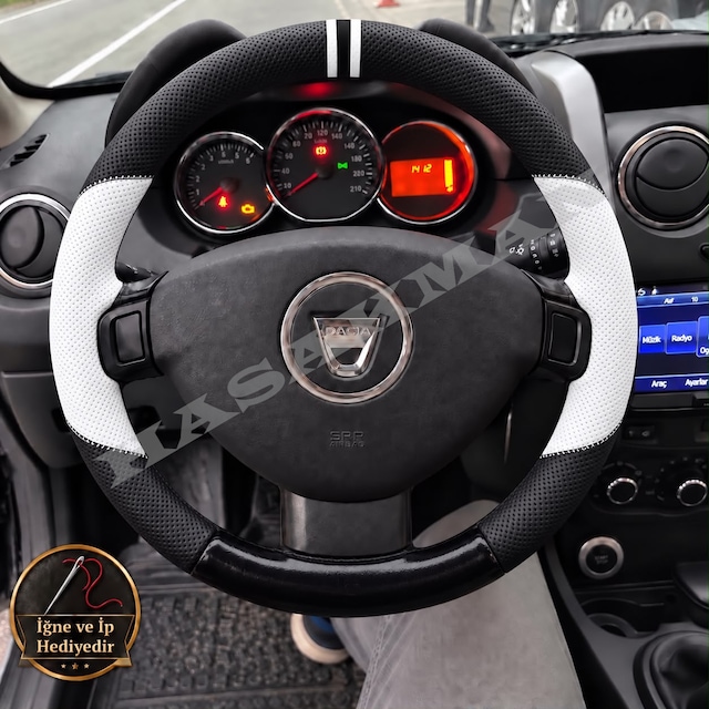 Dacia Duster Mk1 Dikme Direksiyon Kılıfı Delikli Deri Parlak Siyah Beyaz Detay Çift Yüzük Ve Dikiş 2010-2017