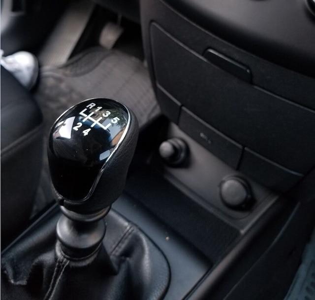Chevrolet Aveo (T300) Için 5 Ileri Mandallı Deri Vites Topuzu