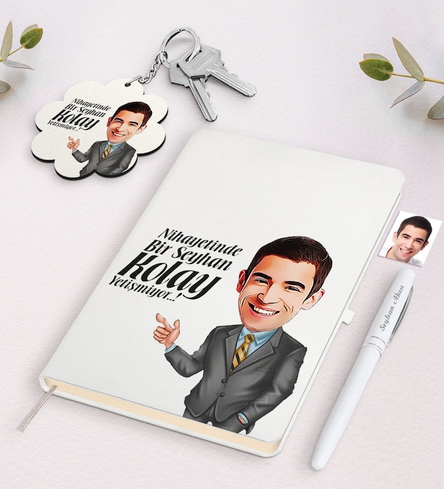 Kişiye Özel Erkek Kolay Yetişmiyor Karikatürlü Beyaz Defter Kalem N11.816