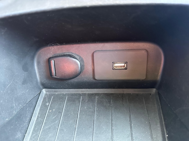 Renault Clio 4 Captur Usb Bağlantı Kapağı / Aksesuar Kapağı / Priz Kapağı 1