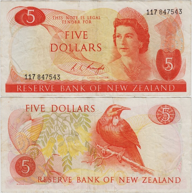 Yeni Zelanda 5 Dolar 1975-77 Kraliçe. Üst Kenarda Yarım Cm Yırtık Çok Temiz+