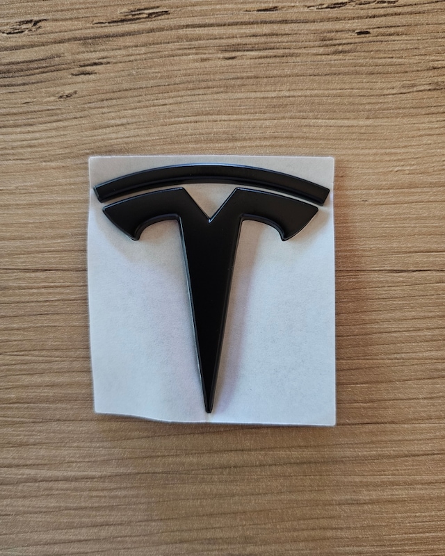 Tesla Juniper Standart 2026+ Ön Kaput Arma Logo Mat Siyah 6x6cm
