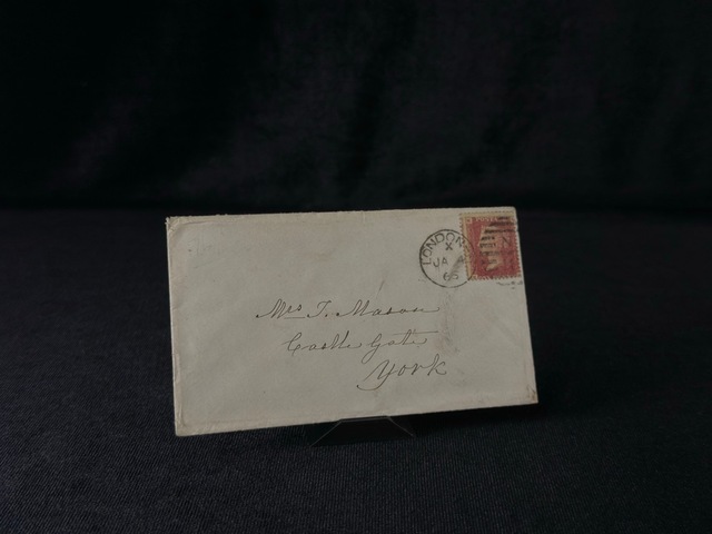 İngiltere Klasik Dönem 1866 Victoria Dönemi Red Penny Pullu Zarf Postadan Geçmiş Hatalı Kesim