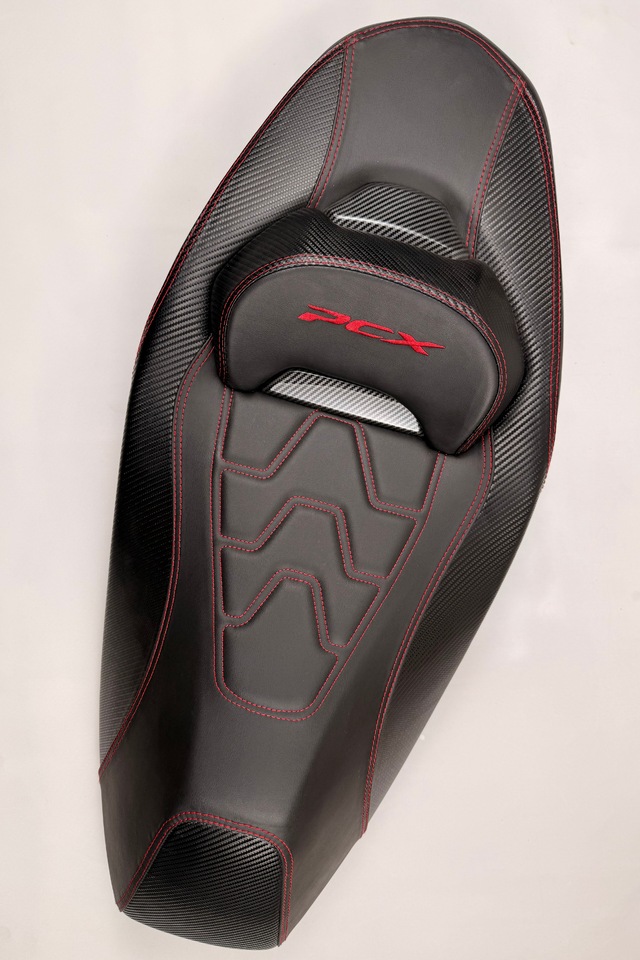Pcx Motosiklet Bel Destekli Koltuk - Kırmızı Dikiş Ve Karbon Detaylı 2021-2025 Uyumlu