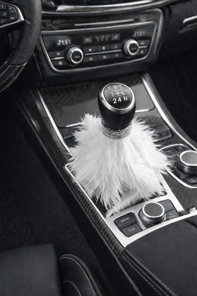 Kadınlara Özel Kristal Taş Detaylı Tüylü Oto Vites Süsü Beyaz