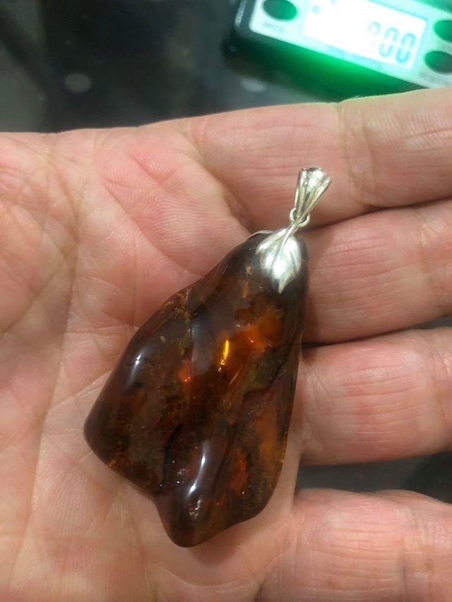 Doğal Kaya Damla Kehribar Kolye Ucu Otantik Gümüş Aparatlı 11,8 Gram Teşhir Ürün