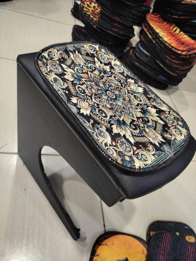 Özel Tasarım Dijital Baskı Oto Kol Dayama Minderi, Kaymaz Tabanlı, Kumaş, 29x19 Cm, Mandala Desen
