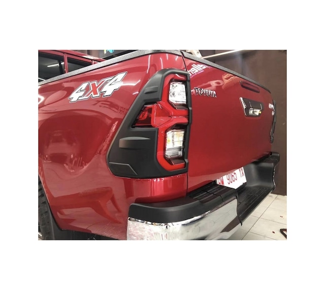 Toyota Hilux 2021+ Stop Koruma Çerçevesi Ledli Stoplarla Uyumlu Mat Siyah Abs