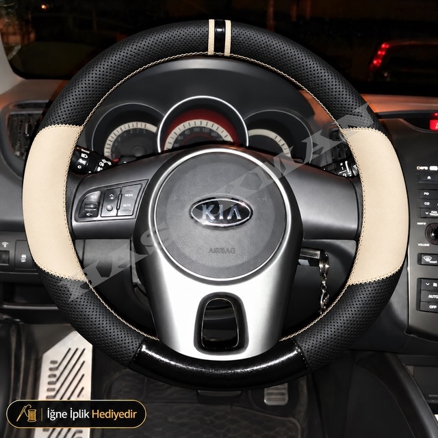 Kia Soul Dikme Direksiyon Kılıfı Delikli Deri Parlak Siyah Bej Detay Çift Yüzük Ve Dikiş Am Solu Tuşlu 2011-2014