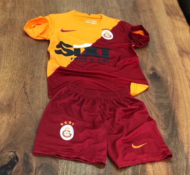 galatasaray yeni sezon parcali cocuk formasi 2021 2022 sezonu fiyatlari ve ozellikleri