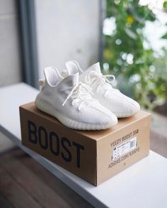 yeezy boost 350v2 triple white