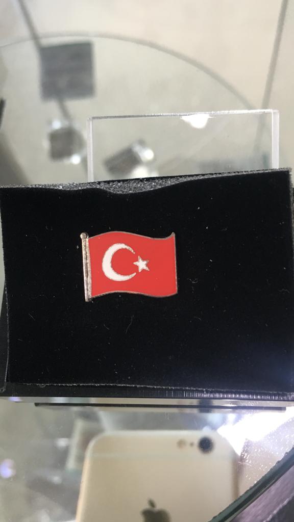Dalgalanan Türk Bayraği Rozeti