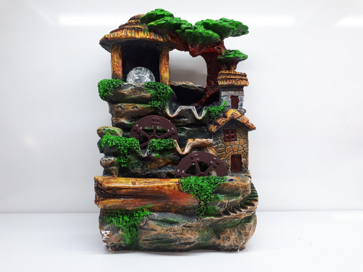 Dekoratif Kütük Üzerinde Taş Evler Işıklı Süs Su Şelalesi Dekoratif Kütük Üzerinde Taş Evler Işıklı Süs Su Şelalesi