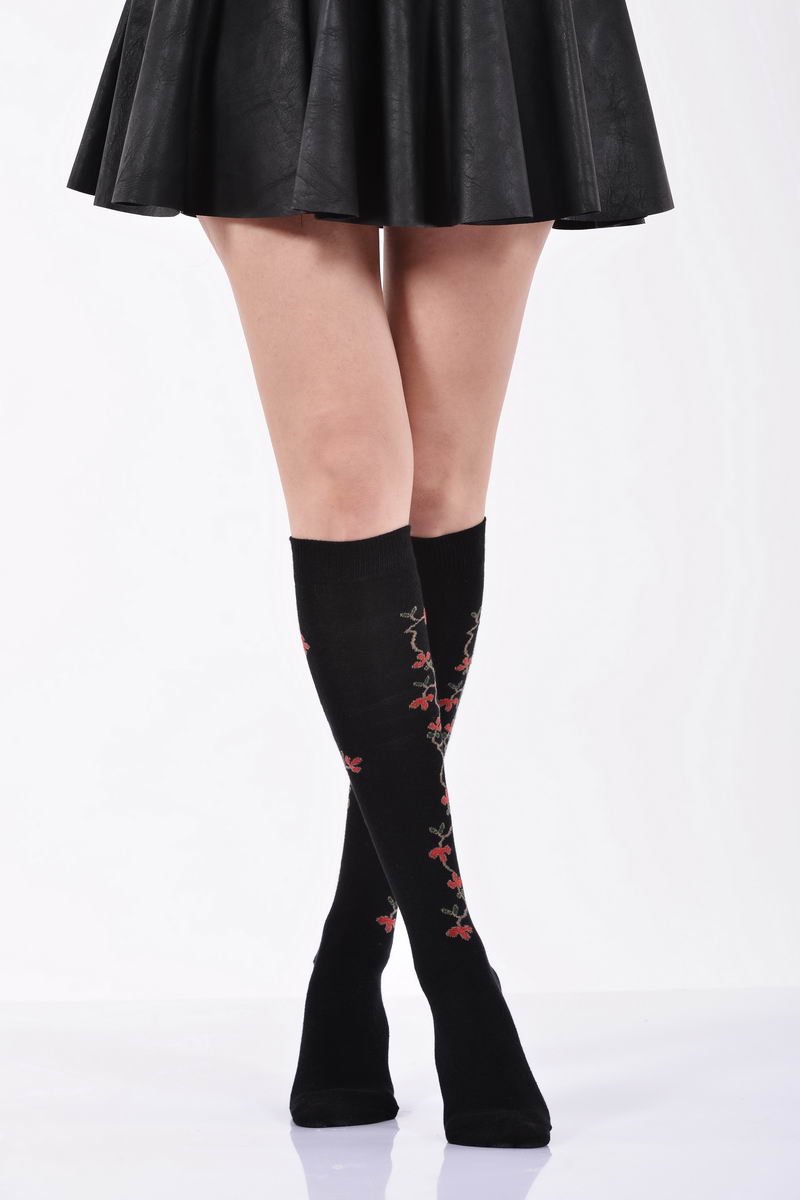 Yandan Kırmızı Çiçekli Diz Altı Bayan Çorabı  - Siyah B-ART013
